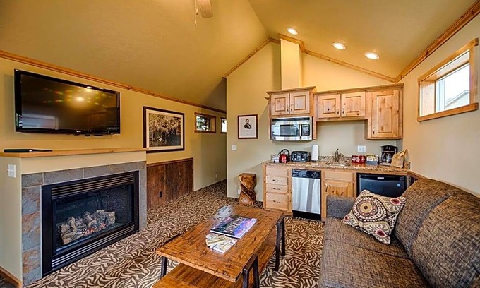 West Yellowstone Hotel | 3-Star Hotel ∙ Explorer Cabins at Yellowstone