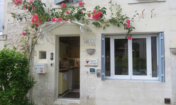 Bourg-Charente House | 3- Star small town cutie on the Charente River
