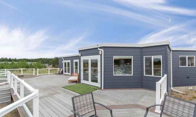 Ocean Park House | 30 NIGHT MINIMUM, ocean front, remodeled, Dogs OK (Blue)