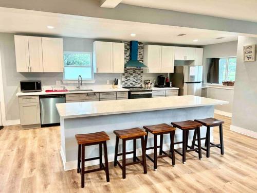 Southeast Houston House | 3300 sq Spacious Kitchen & Living Spaces (5 TVs)