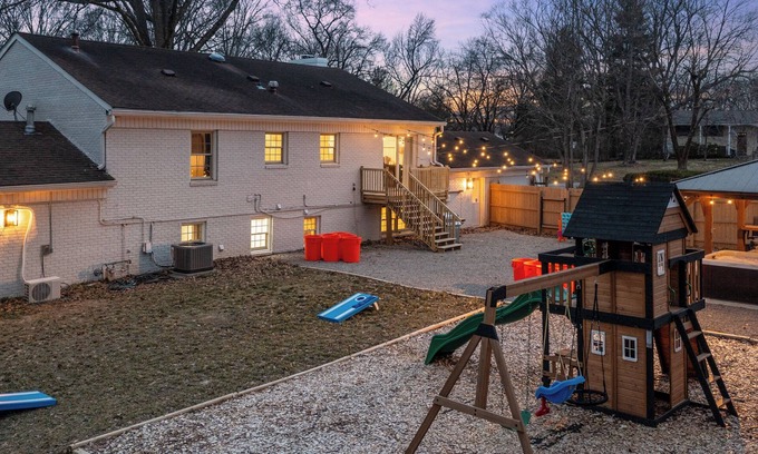 Jeffersonville House | 3600SF~Game room~2 Kitchens~Hot Tub~Backyard Games