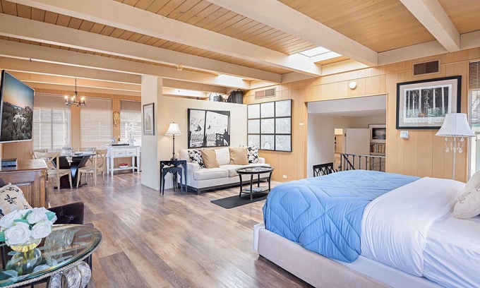 Northwest Carmel Apartment | 3797 Pine Place 2 Bedroom Apts by Redawning
