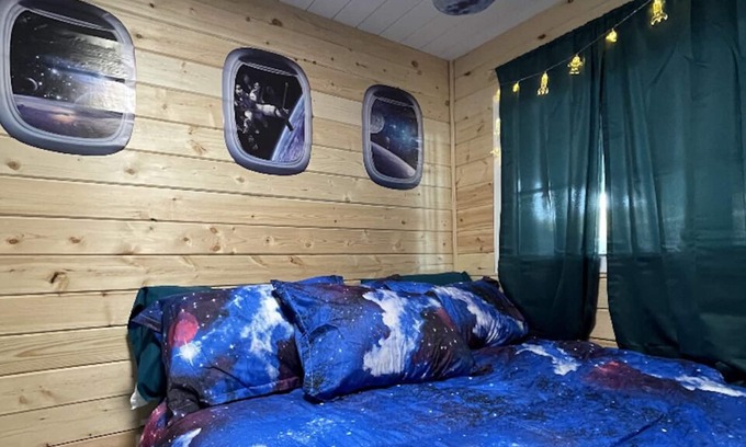 Lake Ozark Boat Rental | 39' River Queen Space Themed Houseboat
