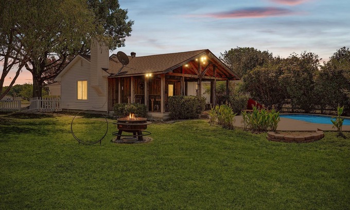McKinney House | 3BD Farmhouse Country Living - Pool, Patio, Firepit