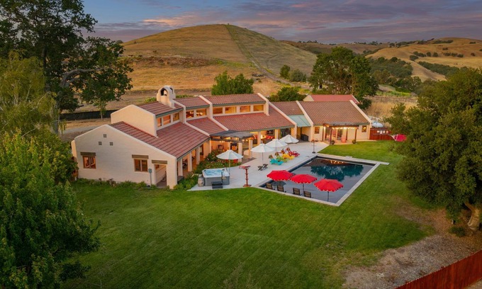 Atascadero House | 3bd, sleeps 8, just 20 minutes from Sensorio in the heart of the Central Coast