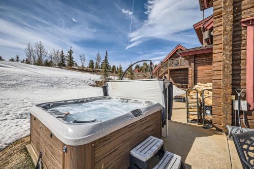 The Highlands House | 3BDR with Loft for 8 Hot Tub Sauna & Mtn Views