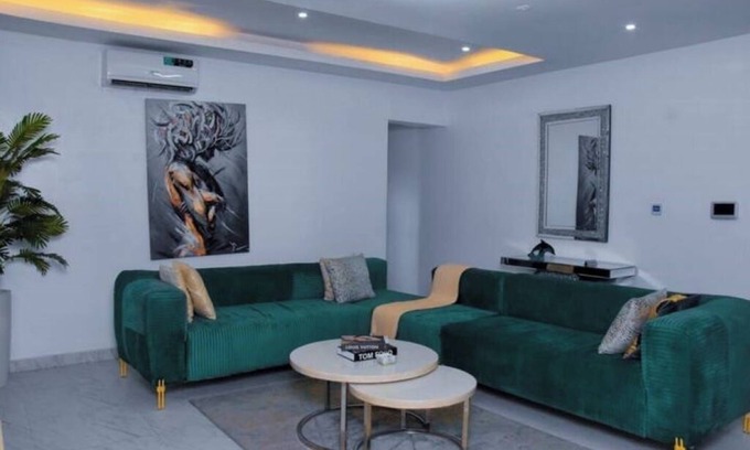 Ajah House | 3bed/24/7power/wi-fi/gym/close2Charterhouseschool