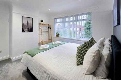 Liverpool Apartment | 3BR 1BA Liverpool Home Sleeps 8 w DrivewayParking