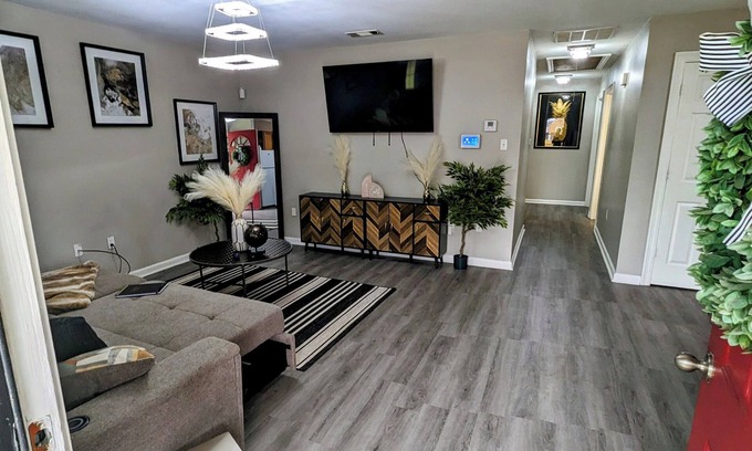 Mid City North House | 3BR Comfortable Green Haven nr Plants&Job Sites