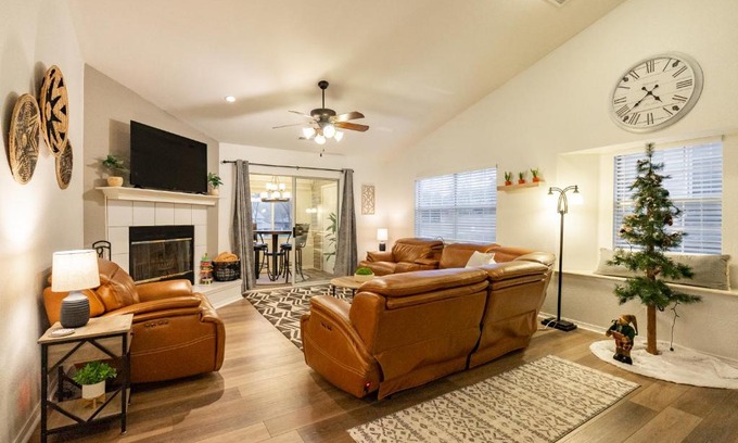 Table Rock House | 3BR Condo with Recliners - Central Location - Stairs Required - FREE TICKETS INCLUDED - FC39-2