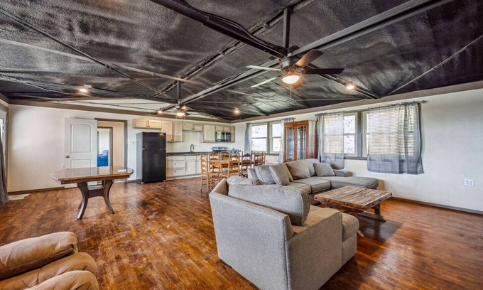 Paluxy Cabin | 3BR Hilltop Cabin Quiet Near Stephenville