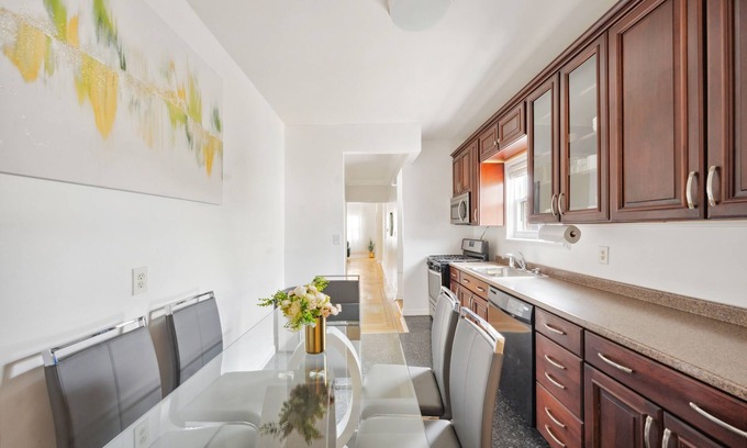 Southeast Yonkers House | 3BR Luxury Retreat with Easy Parking