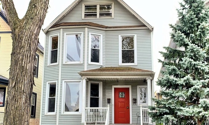 Irving Park Apartment | 3BR Spacious Home Away From Home. Coziest neighborhood in Chicago.