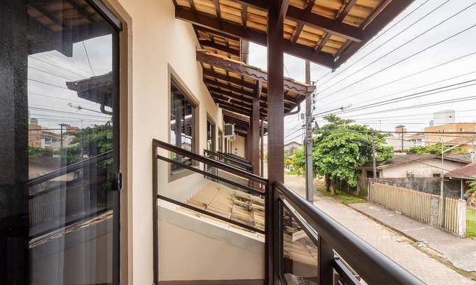 Penha Condo | 3BR Townhouse w/BBQ 700m From Beach Rpp0678