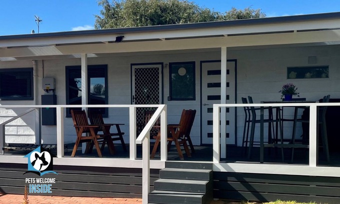 Port Elliot House | 3BR Updated Coastal Beach House in Funky Port Elliot