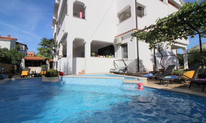 Gulici Condo | 4-5 people, pool, jacuzzi, grill, sun loungers, parking