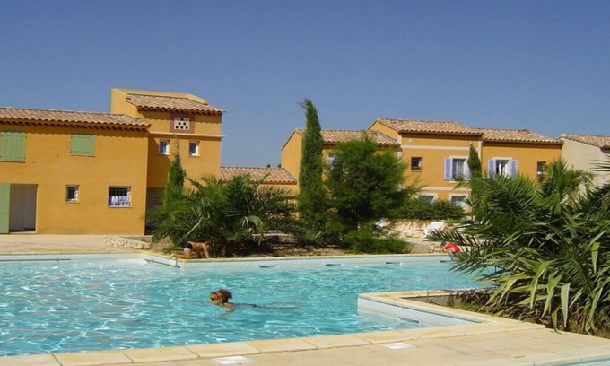 Arles House | 4* air-conditioned house, sleeps 6, enclosed garden , communal SWIMMING POOL.