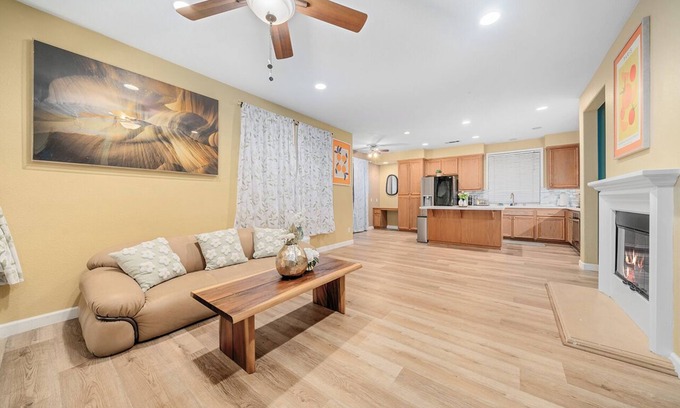 Northeast Anaheim House | 4 bd house with 2 living rooms near Disneyland