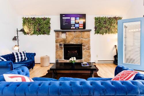 East Stroudsburg House | 4 BD Stylish Cottage W Private Pool & hot-tub