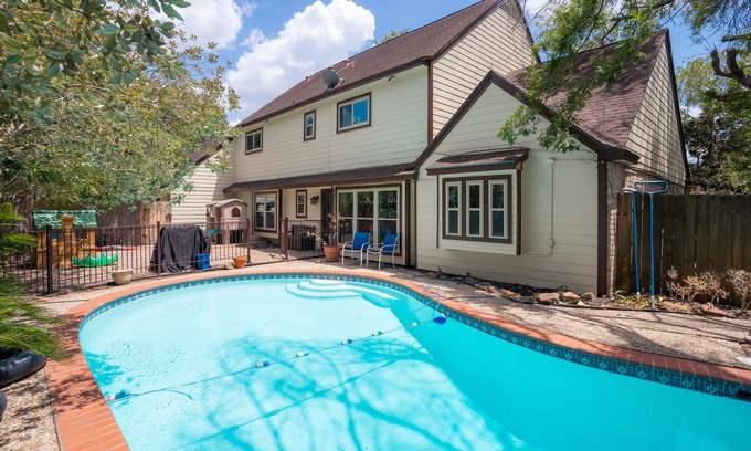 Barker House | 4 bed/3.5 bath home away from home in Katy, Texas.