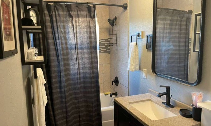 Lansing House | 4 Bed Cozy Home closely located near downtown