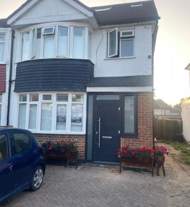 Whitton House | 4 bed house close to Allianz Stadium, LHR and London 20mins away