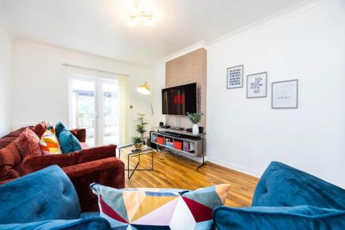 Caterham House | 4 Bed in Caterham Contractors Leisure