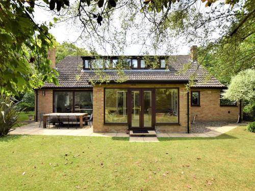 Cromer House | 4 Bed in Cromer KT116