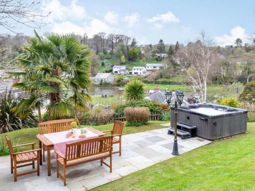 Lerryn House | 4 Bed in Lerryn 51028