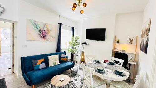 Newport House | 4 Bed Modern Home Close to City Center with Free on Street Parking Work Desk and Fast Internet