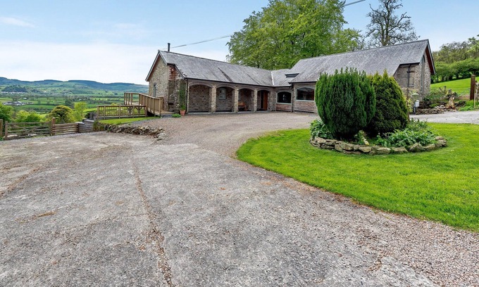 Llanybydder Cottage | 4 bedroom accommodation in Llanwenog, near Llanybydder