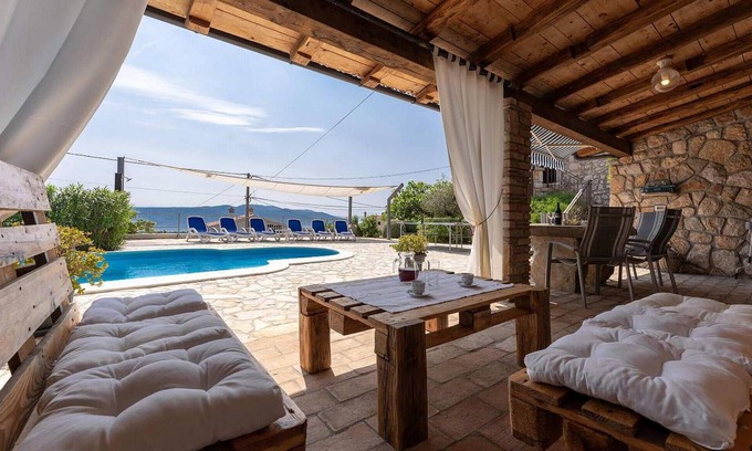 Martina House | 4 bedroom accommodation in Brsec