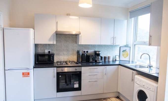 College Park and Old Oak Apartment | 4 Bedroom Flat with high-speed Wi-Fi in North Acton Ealing West London