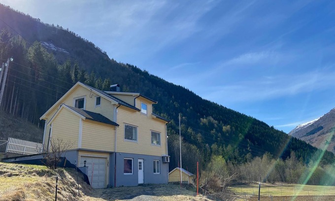 Valldal House | 4 bedroom gorgeous home in Valldal