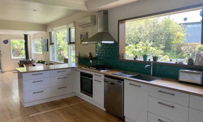 Ventnor House | 4 bedroom home with rural views close to beautiful safe family friendly beach