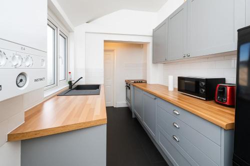 Kettering House | 4 Bedroom House For Corporate Stays in Kettering