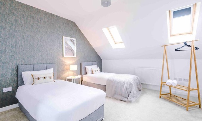 Belle Vue House | 4 Bedroom House Manchester Hosted By MCR Dens