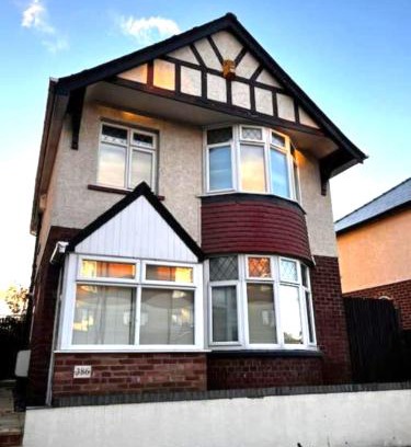Gloucester House | 4 Bedroom House near Gloucester City Centre with Driveway - Ideal for contractors