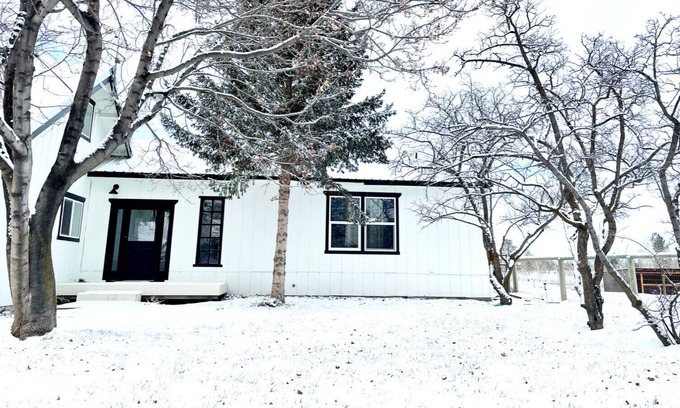 Bend House | 4 bedroom Modern Farmhouse, 5 acres, mt. views, Bend, Tumalo @alpenglowfarmhouse