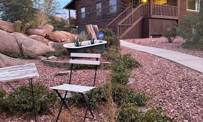 Prescott Cabin | 4 bedroom peaceful cabin with breathtaking views, walk to lake.