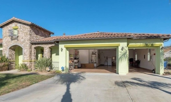 Alessandro Heights Apartment | 4 Bedroom Single family L-594109 by Houzlet
