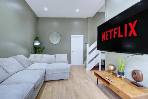 Coventry Apartment | 4 Bedrooms Homely House with Garden- Sleeps 9 Comfortably with 6 Comfortable Beds, Free Street Parking, Business Travellers, Contractors, & Holiday-Goers, Coventry, Near All Major Transport Links in Coventry and Motorway