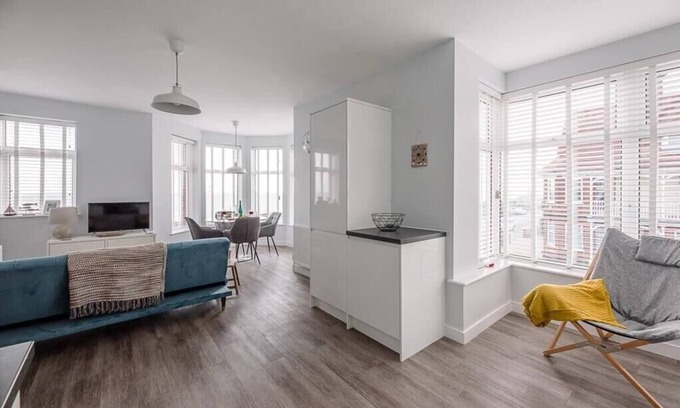 Felixstowe Apartment | 4 Buregate House, Felixstowe - Sea view apartment