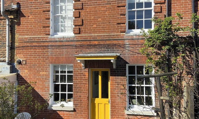 Wingham Cottage | 4* CHARACTER COUNTRY COTTAGE HEART OF VILLAGE S/C SLEEPS 4 WIFI GARDEN PARKING