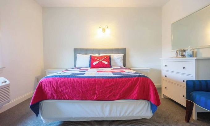 Middletown Hotel | #4 | Comfy Room w/Queen-bed