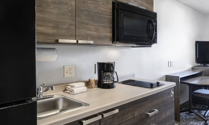 Wilkes East House | 4 Family-Friendly Rooms with Kitchen and Near Peninsula Park Rose Garden