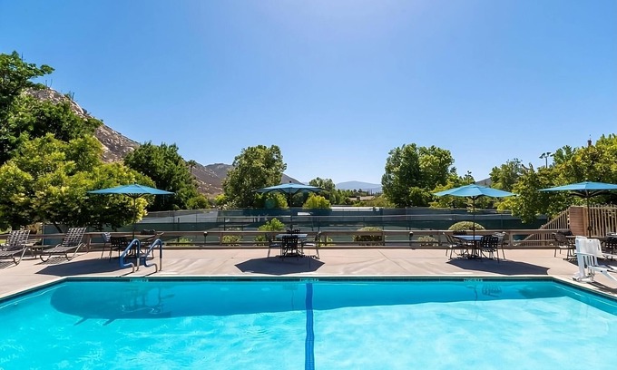 San Diego Country Estates Hotel | 4 Family Units | Pool & Free Onsite Parking | Near Ramona Winery
