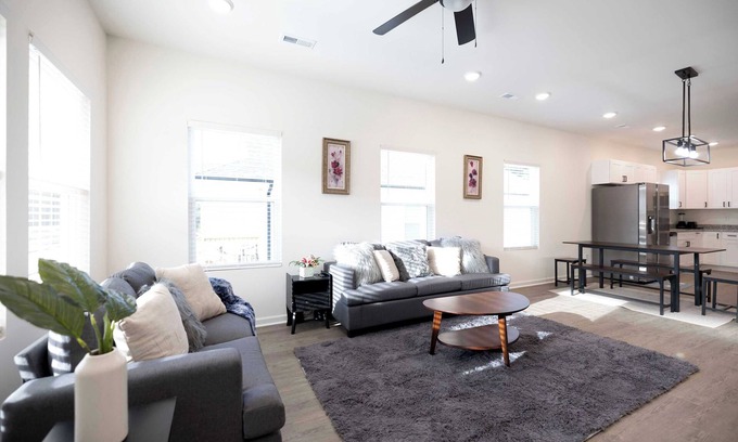 Burlington House | 4 Min to Downtown - 10 to Elon - Washer and Dryer