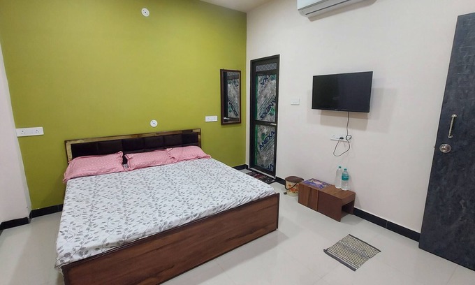 Ujjain Hotel | 4 minutes From Mahakaleshwar Temple ! Family-sized Fully Clean With Free Wifi