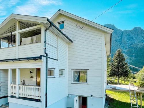 Austvagoy Apartment | 4 person holiday home in LAUPSTAD